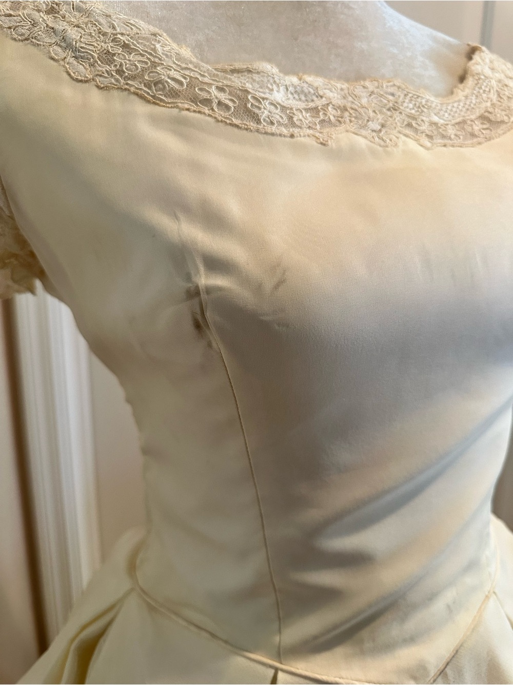 1950’s Ivory Lace-Accent Vintage Wedding Gown - Picture 3 of 11